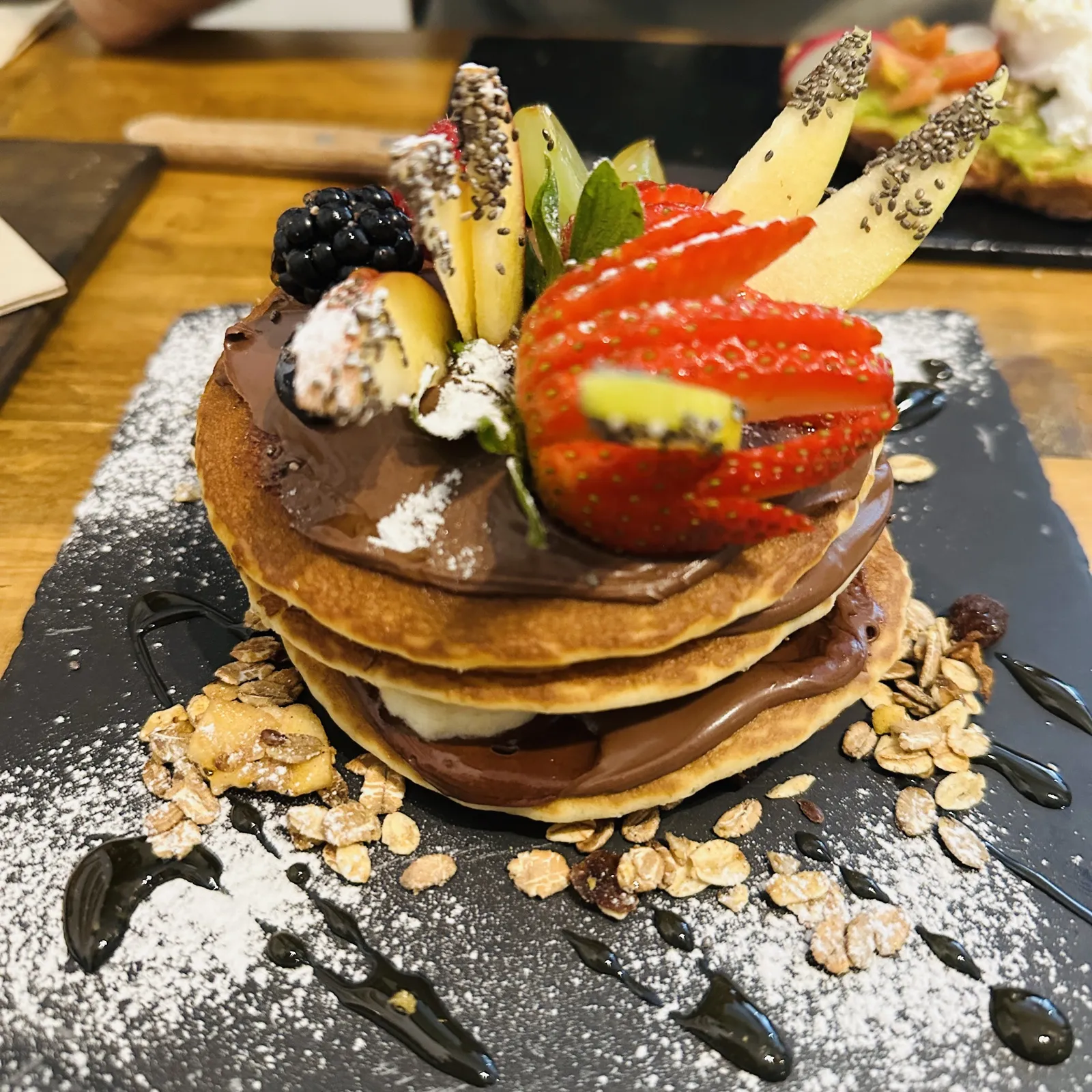Torre de pancakes amb maduixes, fruits vermells i civada