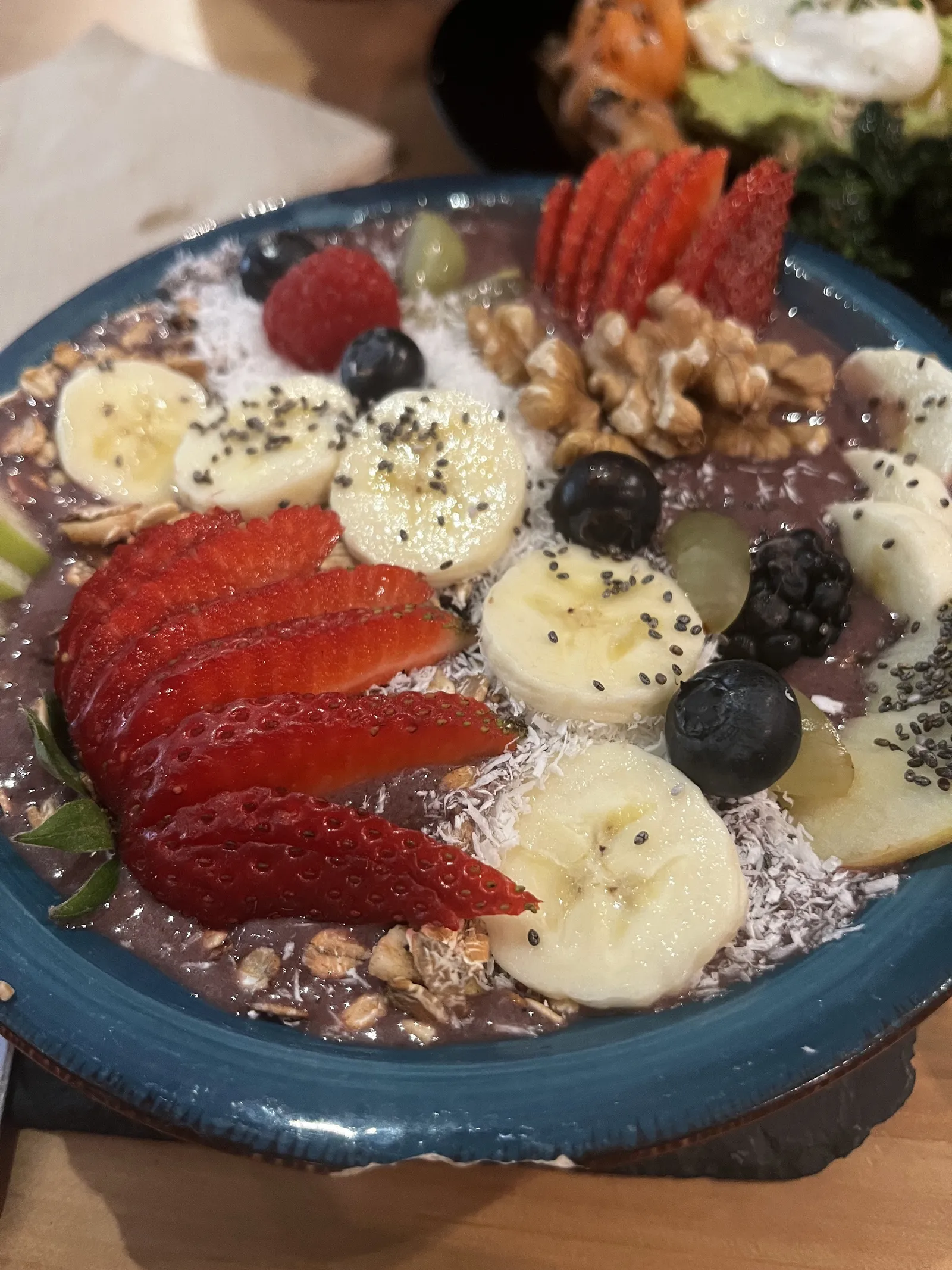 Bol d’açaí amb maduixes, plàtan, nabius i coco
